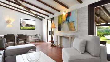 TV, fireplace, stereo