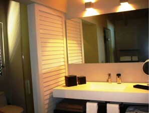 Dusj, hårføner, bidé og håndklær