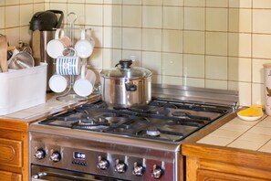 Fridge, microwave, oven, stovetop - Holiday Home 'Charme Armorine' with Private Garden (Plonéour-Lanvern)