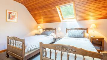 3 bedrooms, iron/ironing board, bed sheets