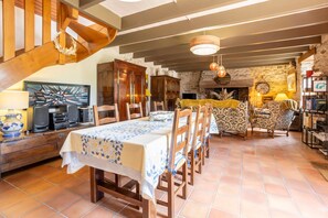 Dining - Holiday Home 'Charme Armorine' with Private Garden (Plonéour-Lanvern)