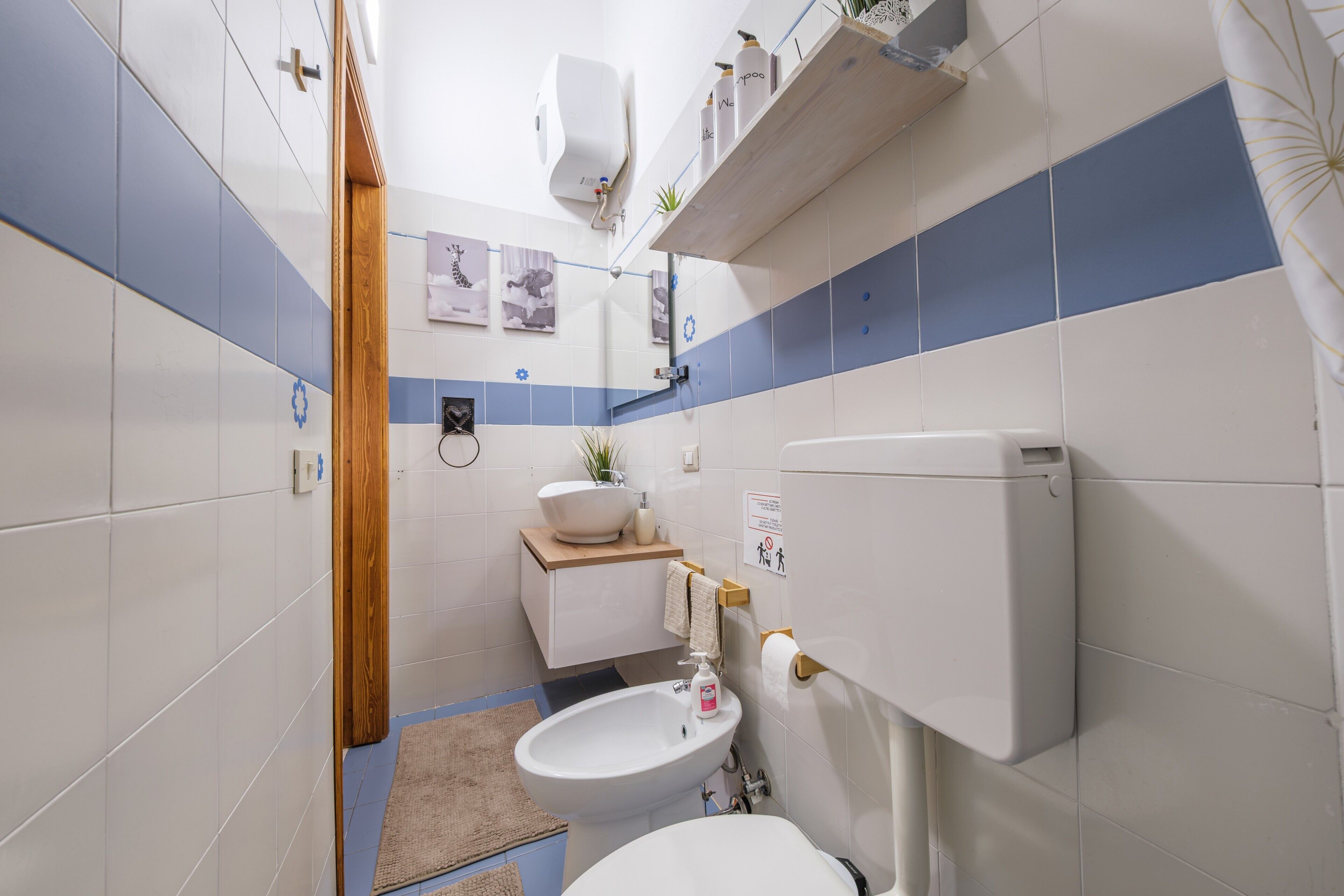 シャワー、ヘアドライヤー、タオル