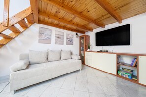 TV - Apartment 'Cafio's House' with Wi-Fi and Air Conditioning (Lipari)