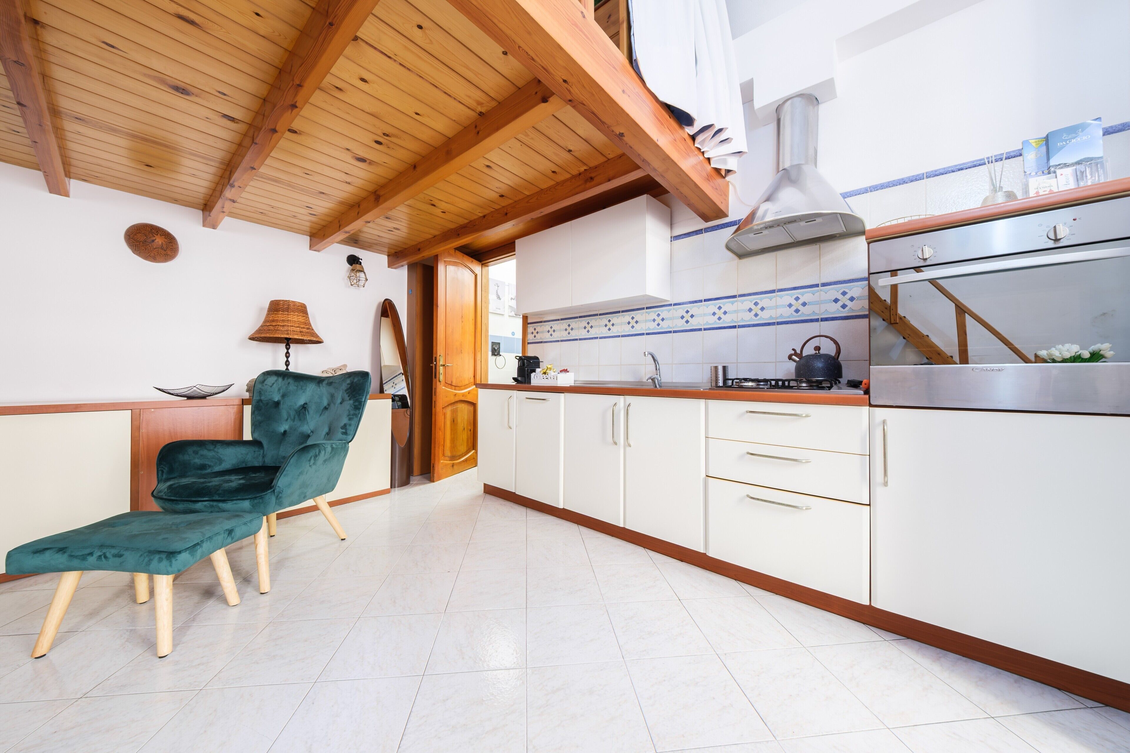 Kjøleskap, ovn, kokeplater og oppvaskmaskin