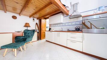 Kjøleskap, ovn, kokeplater og oppvaskmaskin