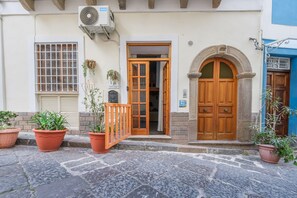 Exterior detail - Apartment 'Cafio's House' with Wi-Fi and Air Conditioning (Lipari)