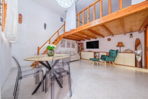 TV - Apartment 'Cafio's House' with Wi-Fi and Air Conditioning (Lipari)