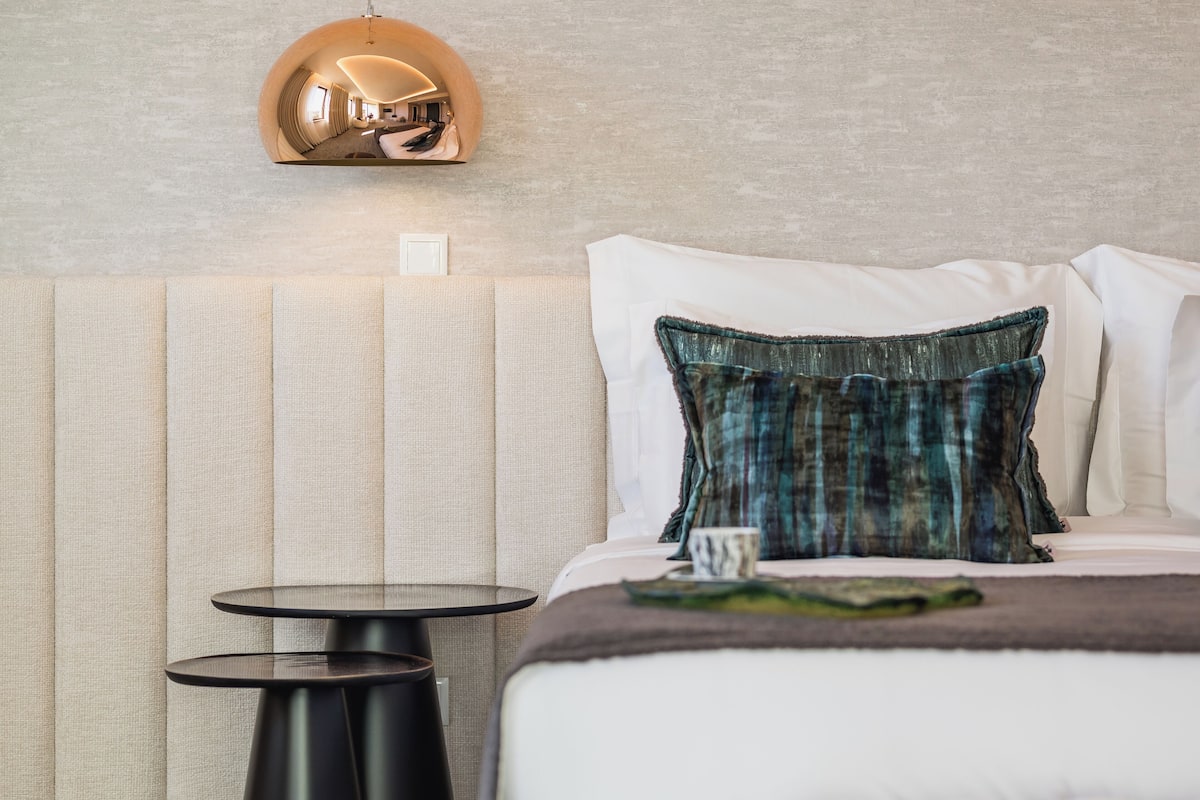 Superior Studio Suite | Minibar, in-room safe, laptop workspace, blackout drapes