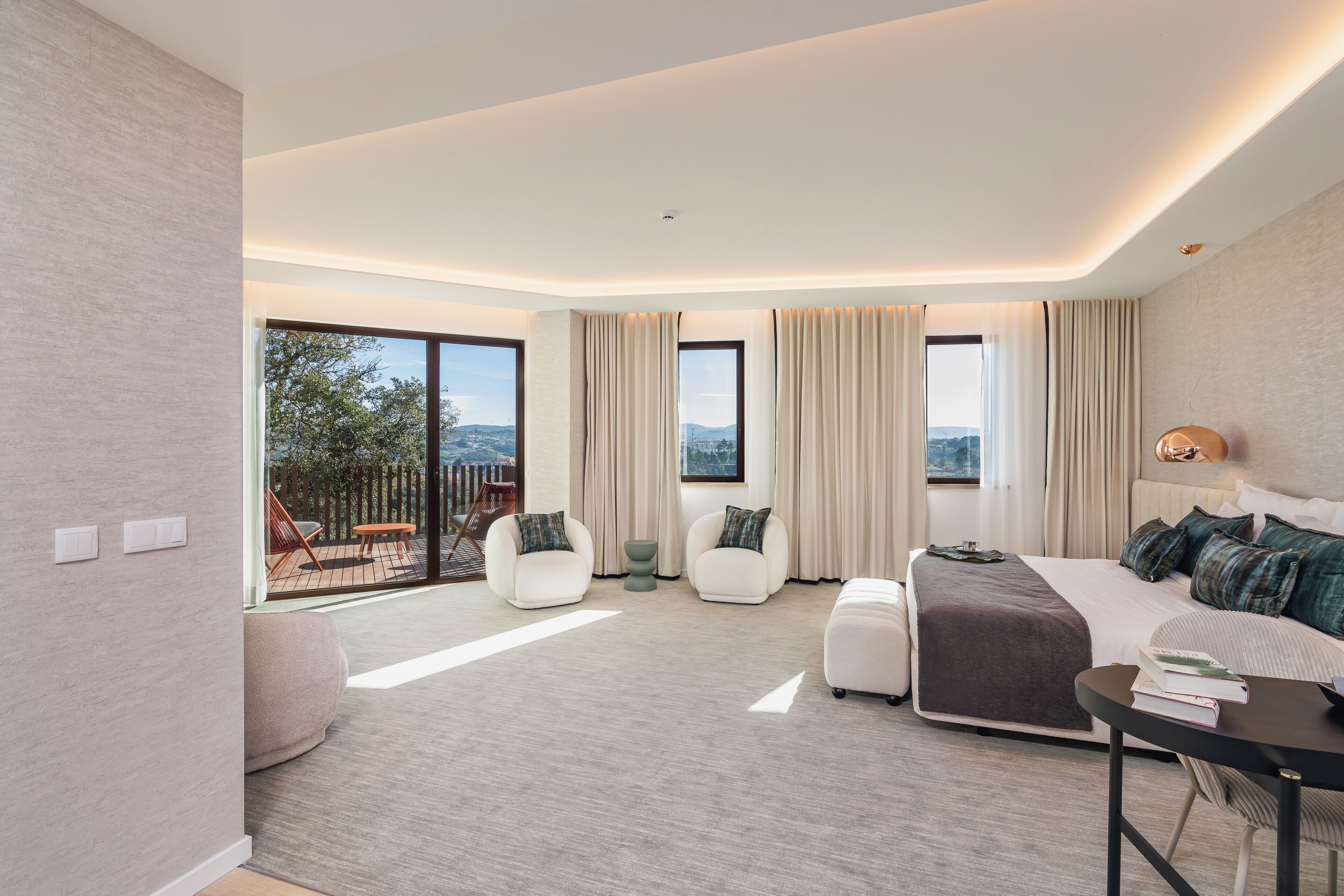 Studiosuite – superior | Oppholdsområde | En 43-tommers smart-TV med Parabol-TV