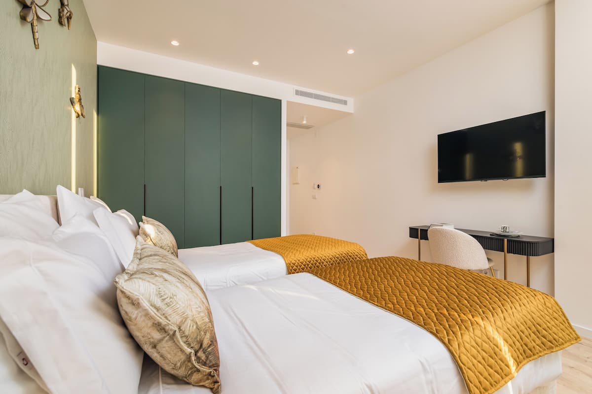 Standard Twin Room | Minibar, in-room safe, laptop workspace, blackout drapes