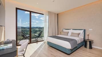 Kamar Double Superior, balkon, pemandangan kolam renang | Minibar, brankas, ruang kerja ramah laptop, dan tirai kedap cahaya