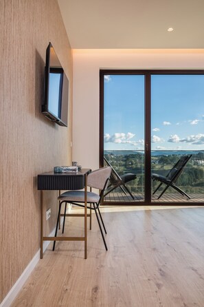 Minibar y caja de seguridad en la habitación