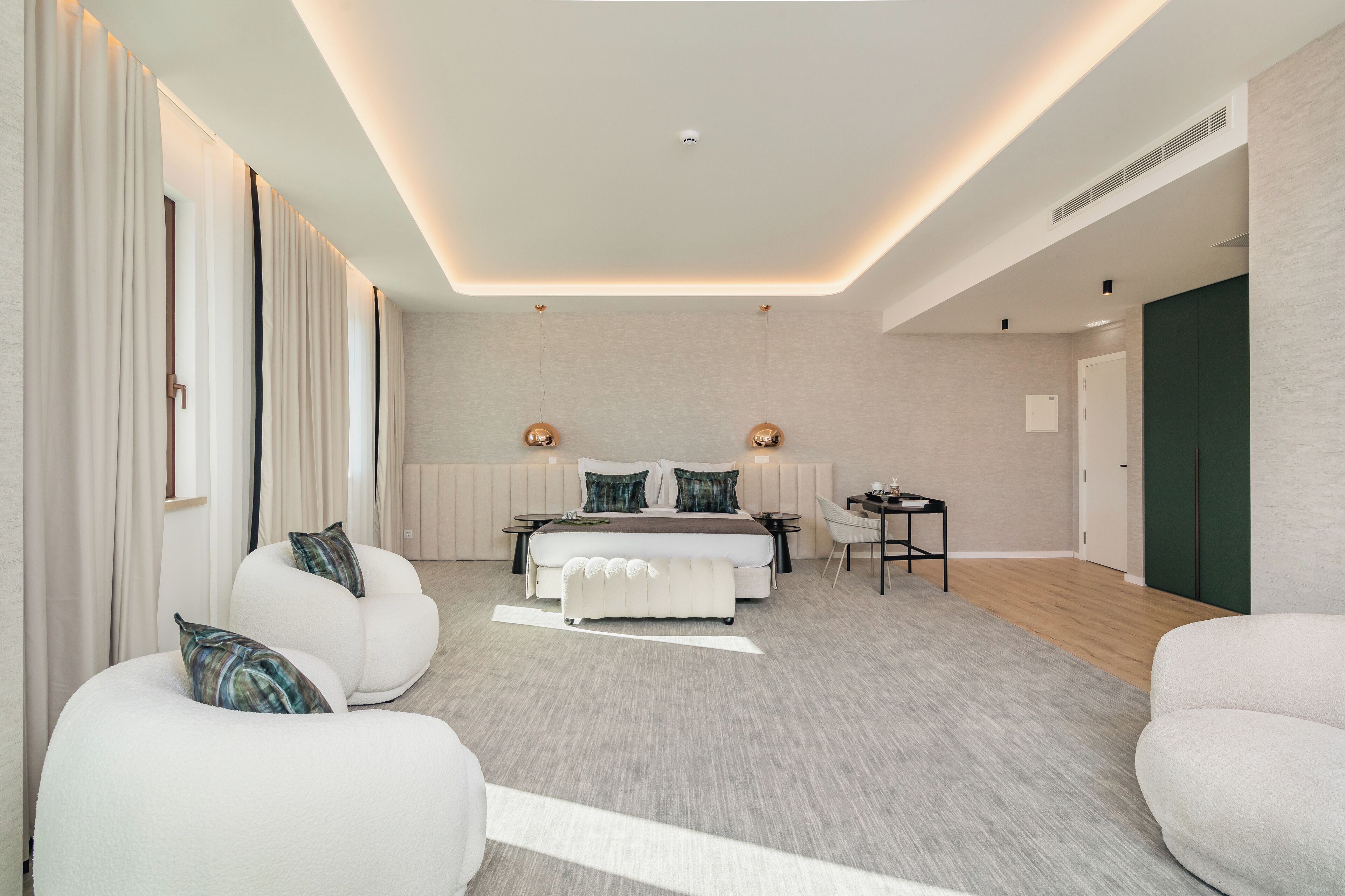 高级开间套房 | 迷你吧、客房内保险箱、笔记本电脑工作区、遮光窗帘