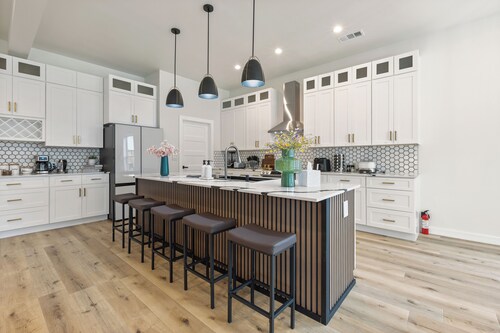 The Floral Home In Dallas With 4 Bedrooms and Hot Tub.