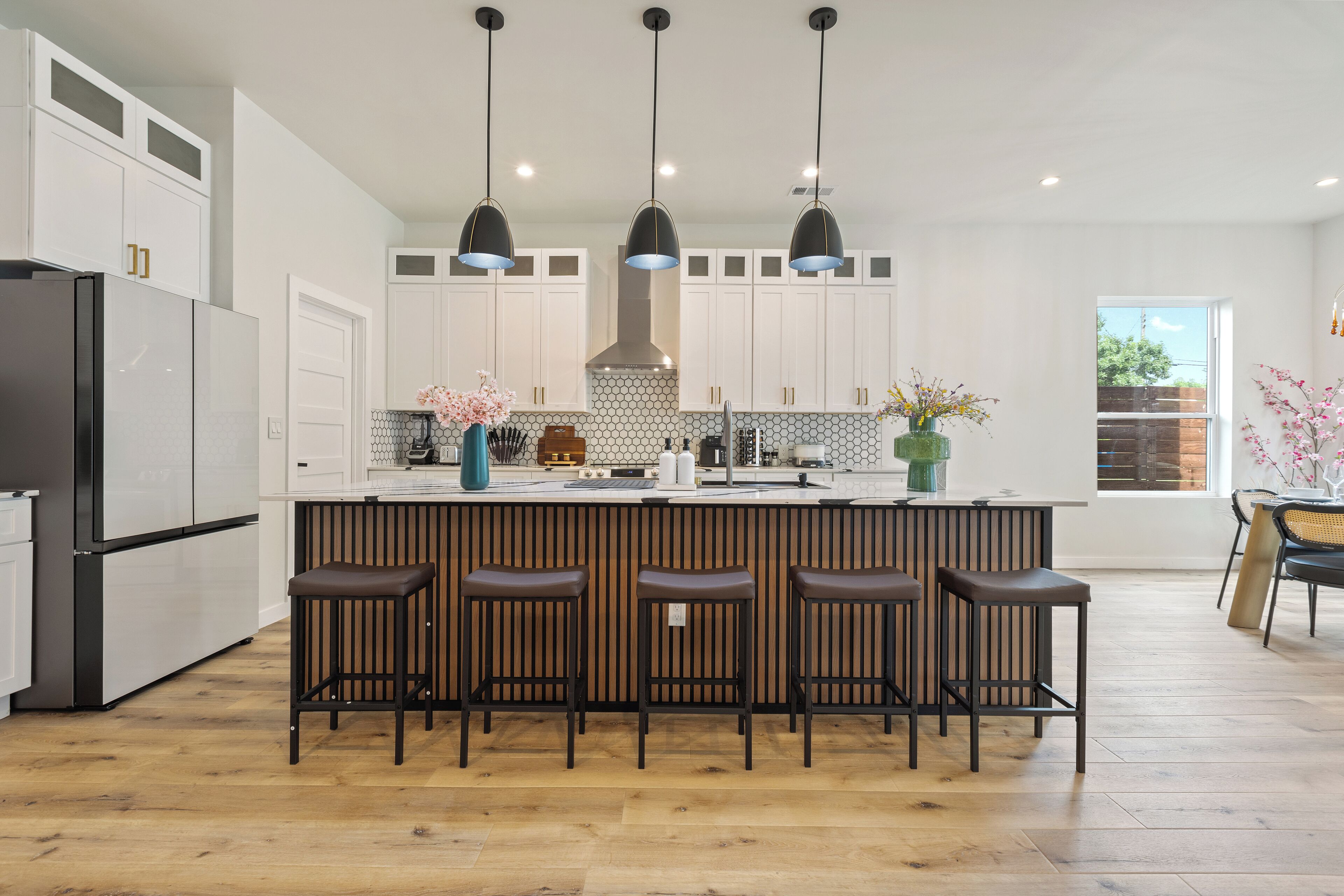 Réfrigérateur, four à micro-ondes, un four, surface de cuisson