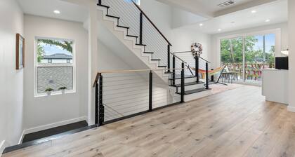 The Floral Home In Dallas With 4 Bedrooms and Hot Tub.