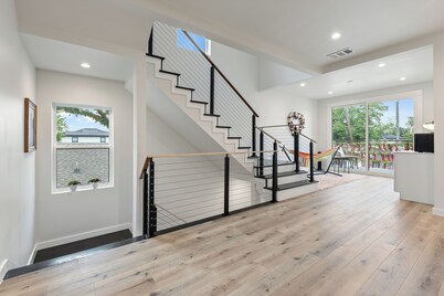 The Floral Home In Dallas With 4 Bedrooms and Hot Tub.