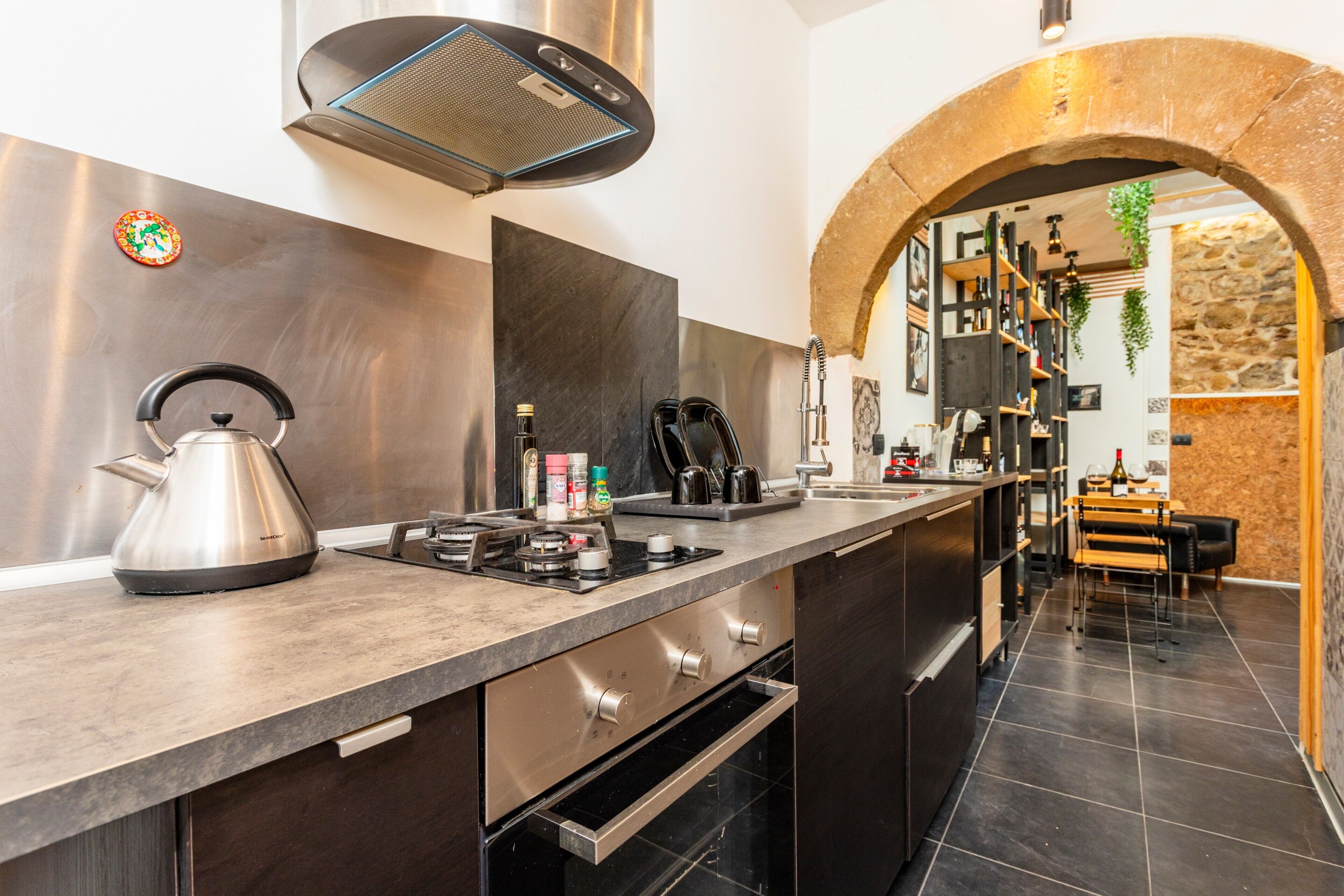 Frigorifero, forno, piano cottura, macchina per tè/caffè