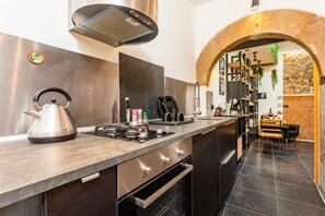 Refrigerador, horno, parrilla de estufa y cafetera y tetera 