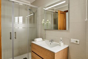 Shower, hair dryer, towels