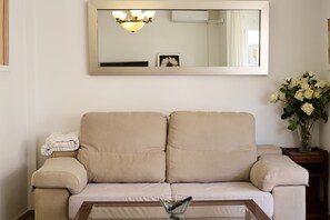 TV - Apartment 'Apartamento 5 Caballeros' with Balcony, Wi-Fi and Air Conditioning (Puente-Genil)