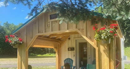 Cozy cabin with WiFi and AC in charming East Meredith