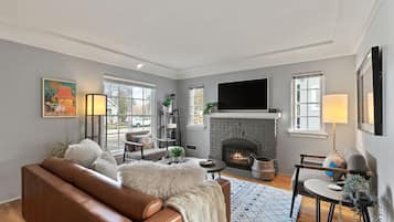 Smart TV, chimenea y oficina