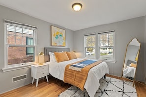 3 habitaciones, escritorio, tabla de planchar con plancha y wifi gratis 