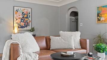 Smart TV, chimenea y oficina