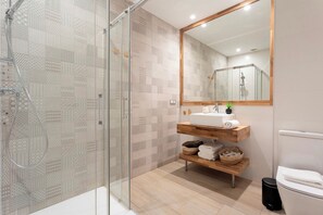 Douche, sèche-cheveux, serviettes fournies