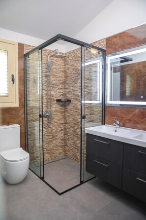 Secadora de cabello, bidet, toallas, jabón