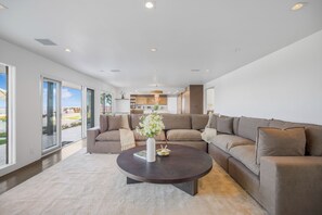 Luxury Σπίτι, Περισσότερα από 1 Κρεβάτια, Πρόσβαση στην Πισίνα, Θέα στο Βουνό (Stradella View) | Περιοχή καθιστικού | Τηλεόραση με επίπεδη οθόνη 55 ιντσών με ψηφιακά κανάλια, τζάκι