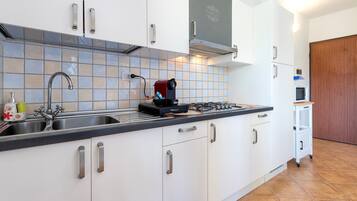 Frigorífic, microones, forn i placa de cuina