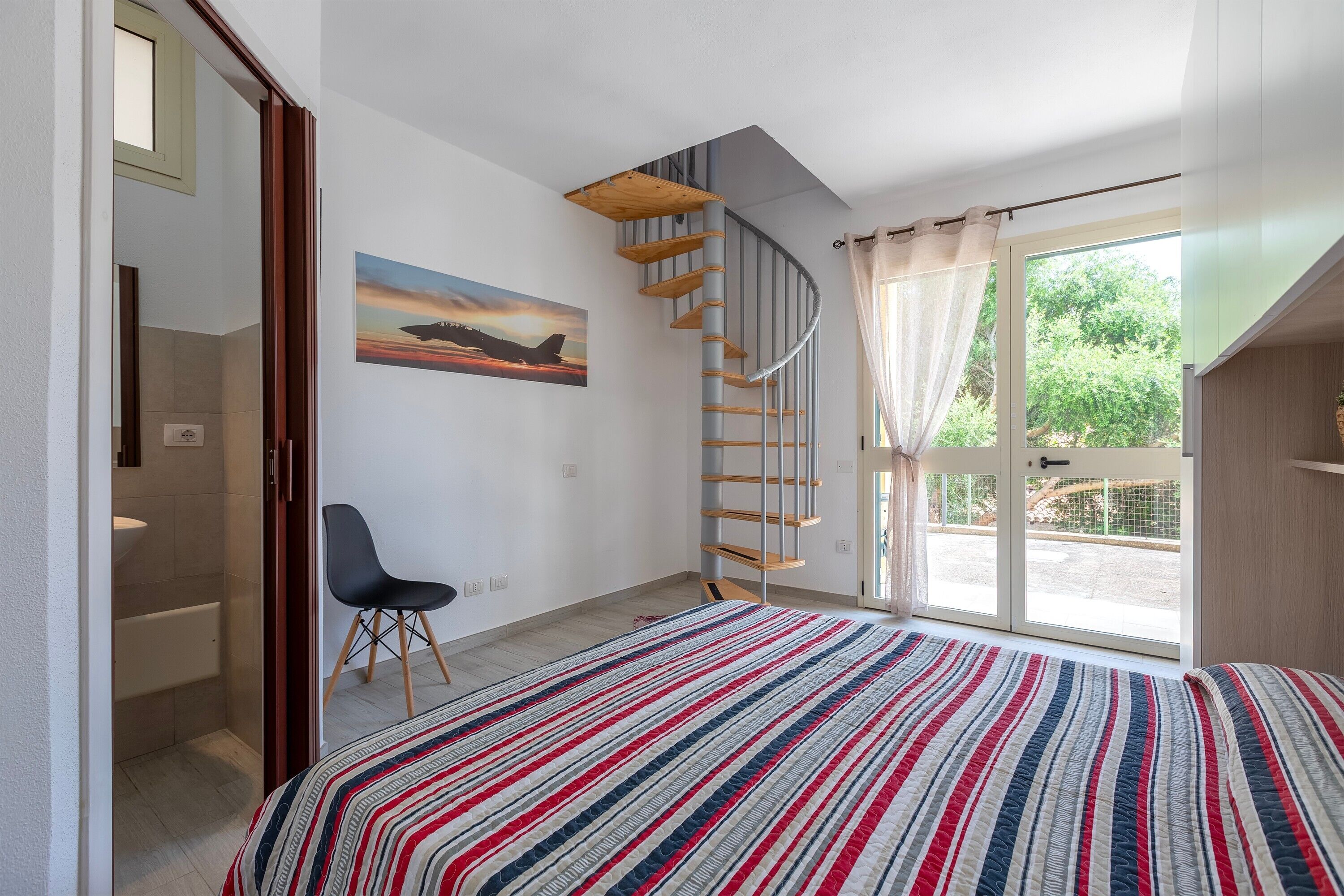 1 dormitori, planxa i posts de planxar i roba de llit 