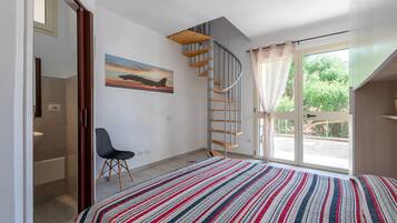 1 dormitori, planxa i posts de planxar i roba de llit