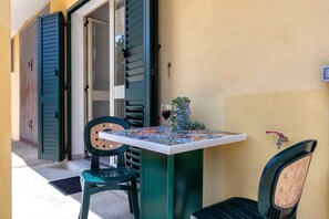 Outdoor dining - Holiday Home 'Mare Nostrum' with Mountain View, Private Terrace and Air Conditioning (Castelsardo)