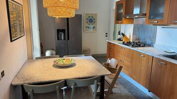 Frigorifero, microonde, forno, piano cottura