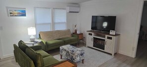 Living area - Clambassador Cottage (Cedar Key)