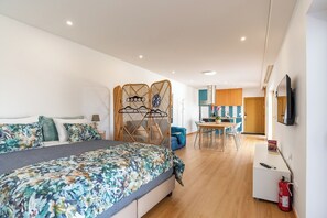 7 Schlafzimmer, Schreibtisch, Bügeleisen/Bügelbrett, Reisekinderbett