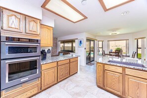 ثلاجة، ميكروويف، فرن، موقد طهي مسطح