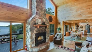 Televisión y chimenea