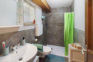Douche, sèche-cheveux, serviettes fournies