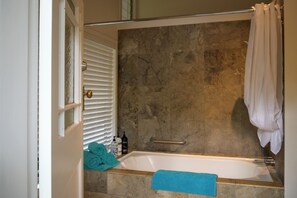 Séchoir à cheveux, serviettes fournies, savon, papier de toilette