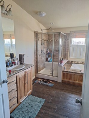 Shower, towels, soap, toilet paper - Immaculate 3BR Home, 3 Queen Beds, Patio + Grill, Near Otero & Bent's Fort (La Junta)