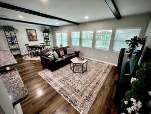 Smart TV - Epic MOVIE ROOM Escape by Rangers & AT&T Stadium, Six Flags, and DFW Airport! (Grand Prairie)