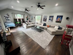 Smart TV - Epic MOVIE ROOM Escape by Rangers & AT&T Stadium, Six Flags, and DFW Airport! (Grand Prairie)