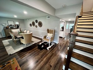 Dining - Epic MOVIE ROOM Escape by Rangers & AT&T Stadium, Six Flags, and DFW Airport! (Grand Prairie)