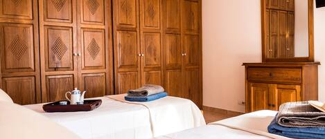 4 bedrooms, iron/ironing board, free WiFi, bed sheets