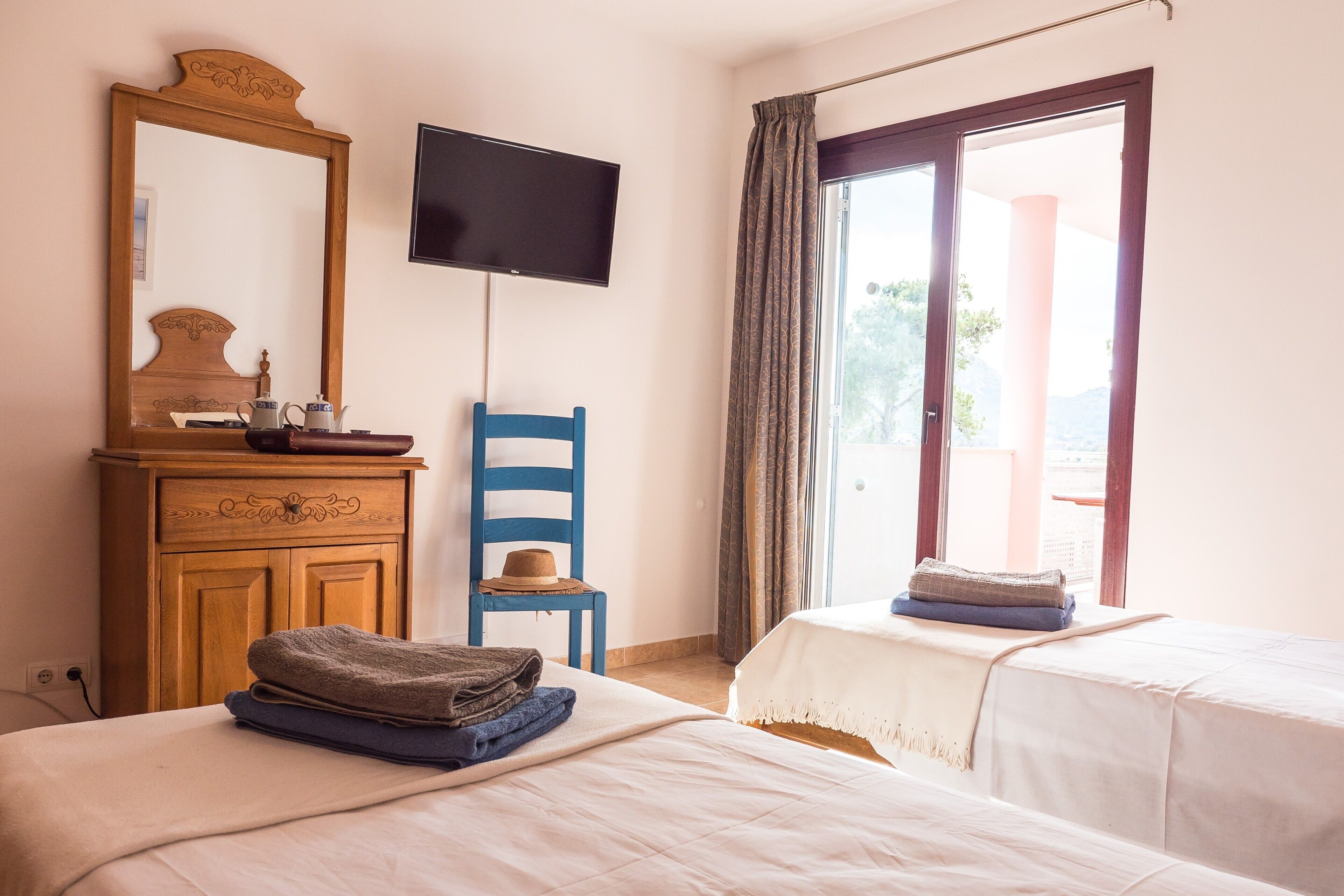 4 makuuhuonetta, silitysrauta/-lauta, ilmainen Wi-Fi, vuodevaatteet