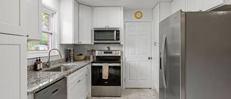 Refrigerador, microondas, horno, placa de cocina